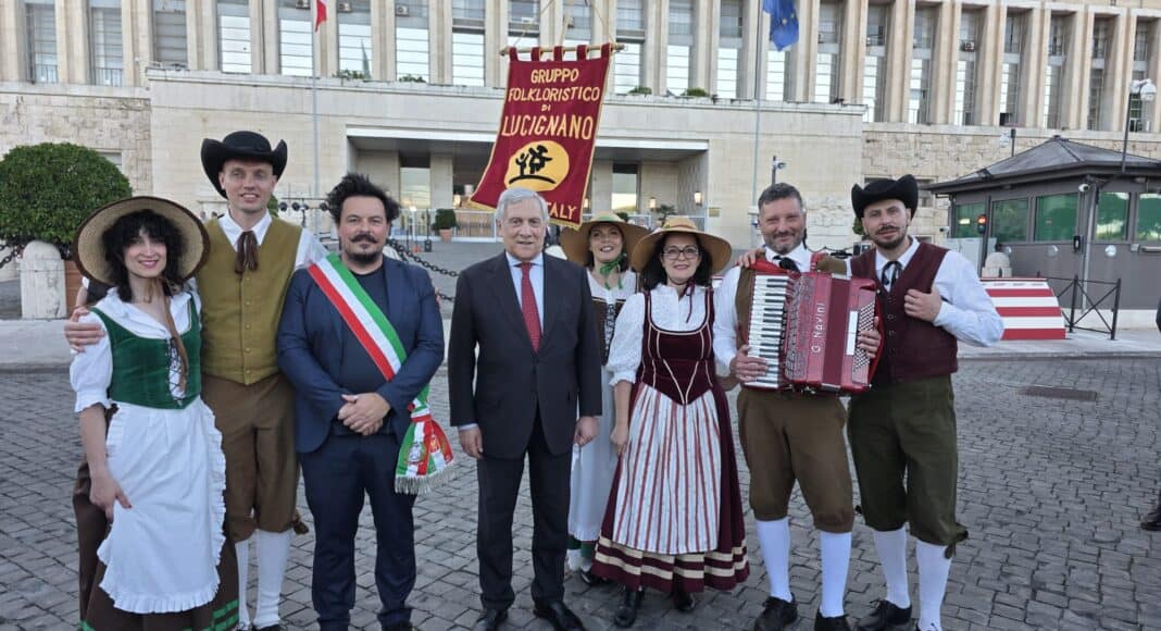 Lucignano: il Gruppo Folkloristico premiato dal Ministro Tajani