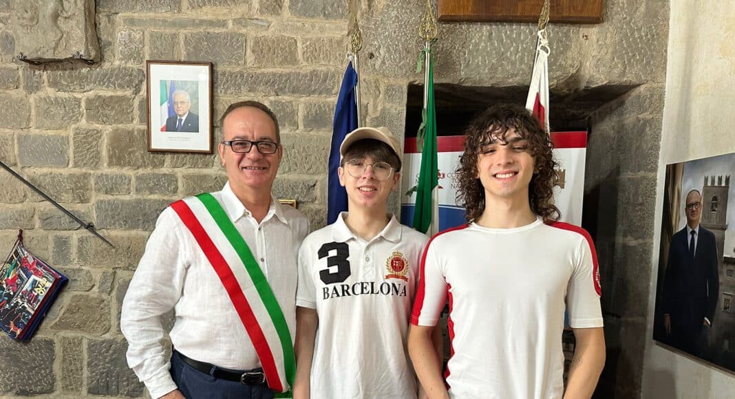 Cortona: il sindaco riceve i ragazzi che hanno restituito il portafogli