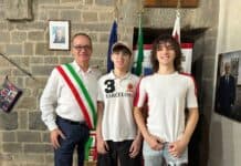 Cortona: il sindaco riceve i ragazzi che hanno restituito il portafogli