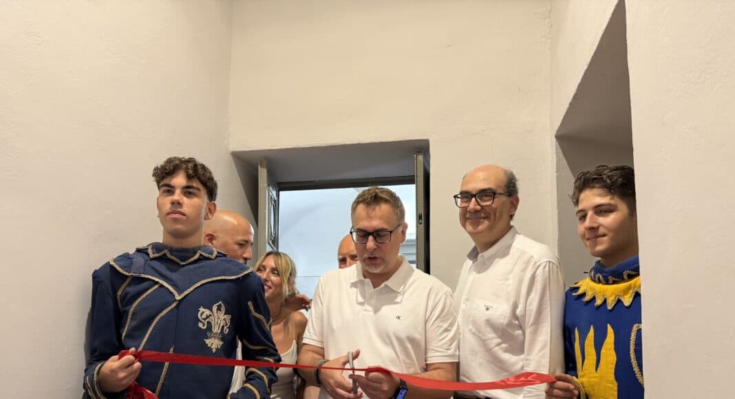 Gli Sbandieratori di Arezzo aprono le porte della loro storia