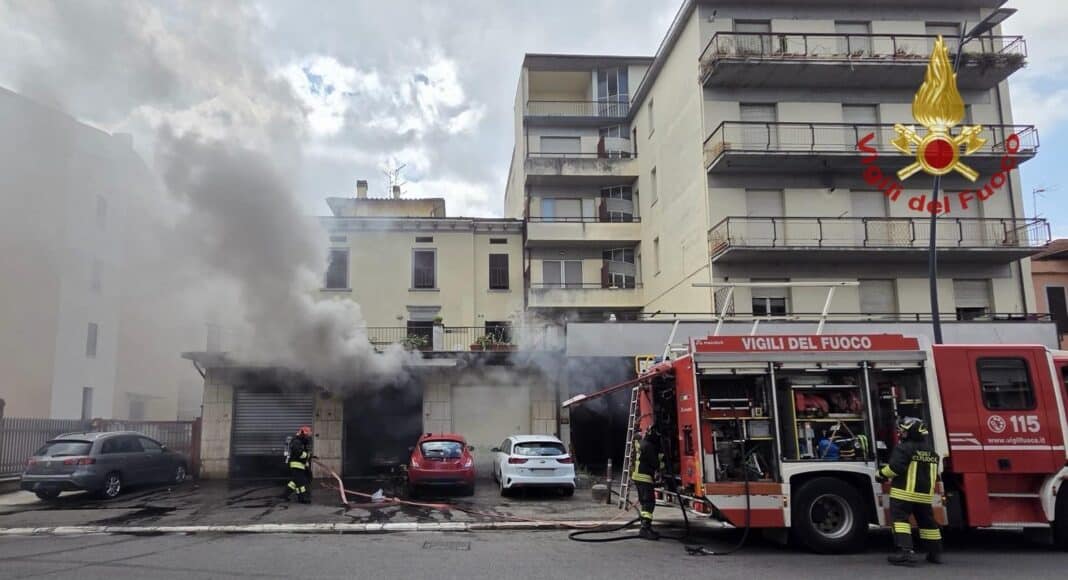 incendio-officina-via-veneto-arezzo
